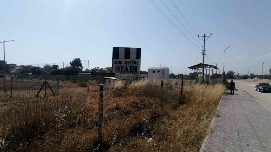 Gençler Saha Bulamazken Terk Edilen Stadı Kurumuş Ot Ve Dikenler Kapladı