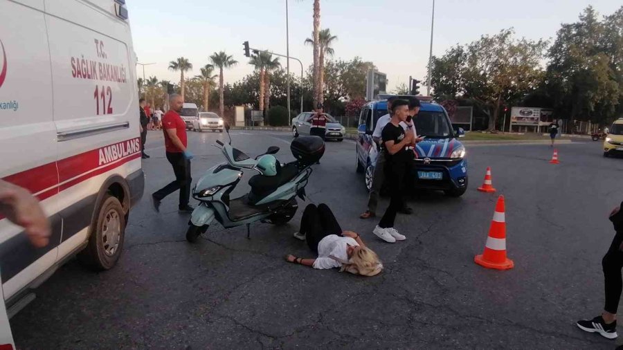 Kadın Motosiklet Sürücüsünü Kaskı Hayatta Tuttu