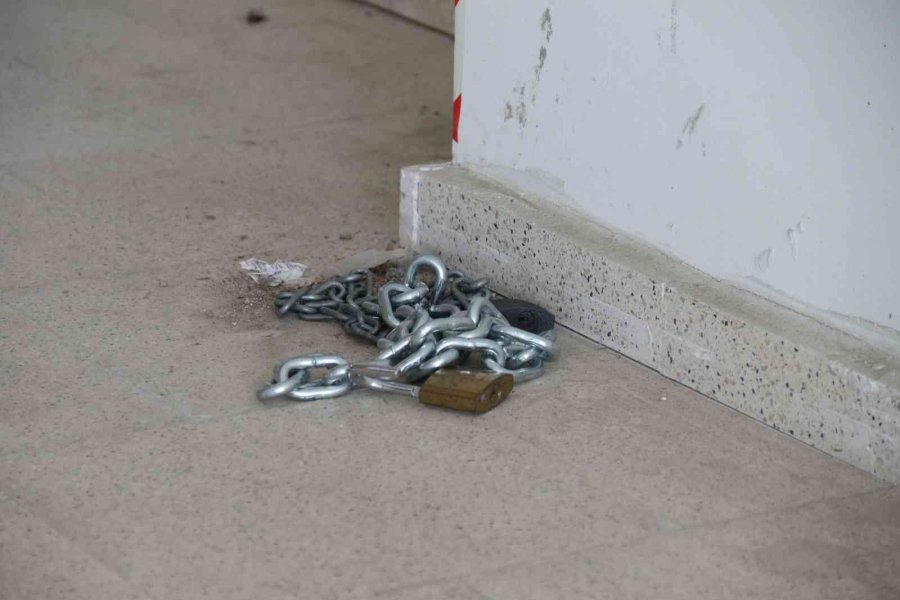 Hırsızların Elektrikli Bisiklet Çalma Anı Güvenlik Kameralarına Yansıdı