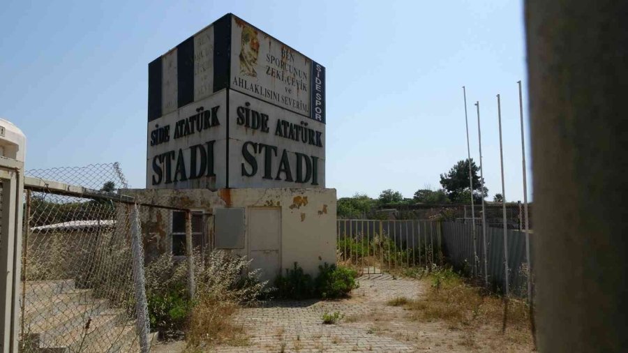 Gençler Saha Bulamazken Terk Edilen Stadı Kurumuş Ot Ve Dikenler Kapladı