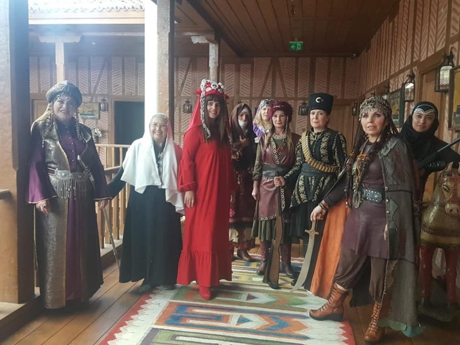 Eskişehir Anadolu Bacıları ‘kahraman Türk Kadınları’ Temalı ’defile Programı’nı Sahneledi