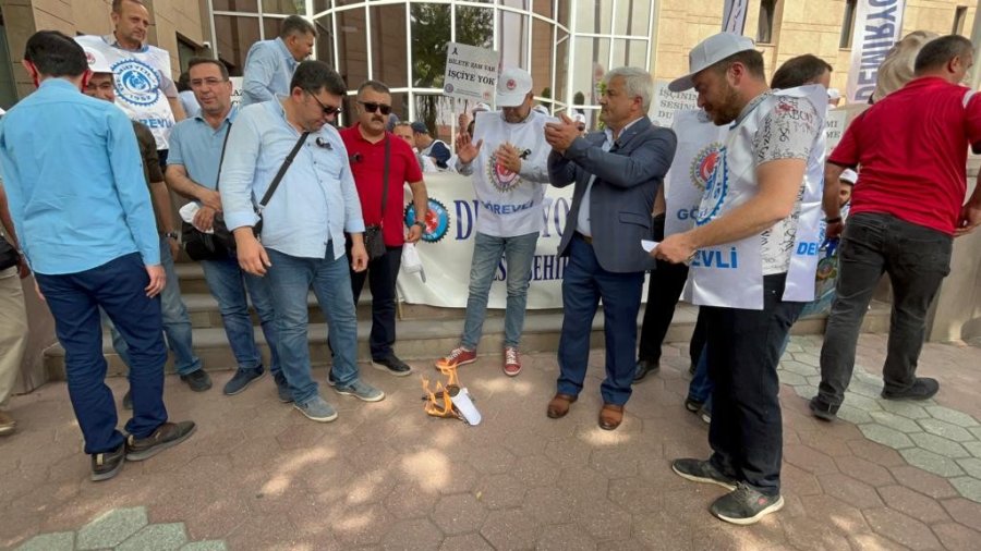 Estram İşçileri Eylemde Bordro Yaktı, Sakal Kesmeme Kararı Aldı