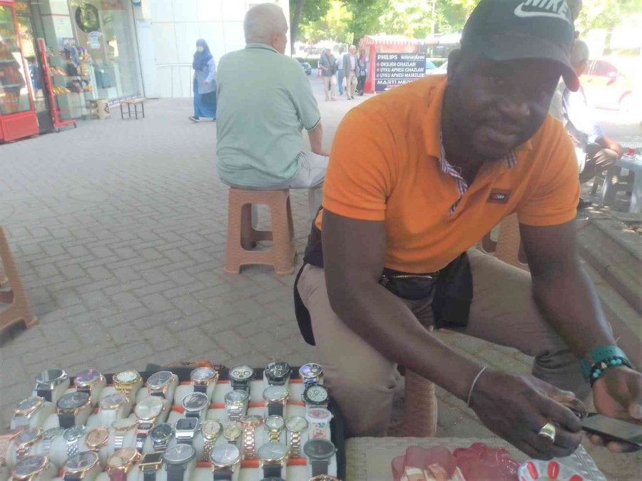 Ekmek Parası İçin 5 Bin Kilometre Uzaktan Geldi