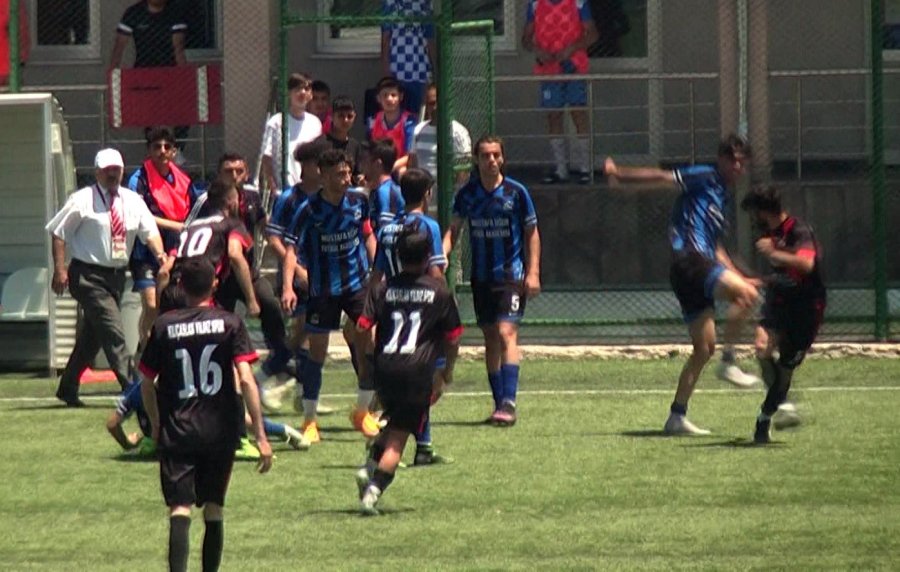 Amatör Maçta Önce Tekmeler Sonra Kartlar Havada Uçuştu!