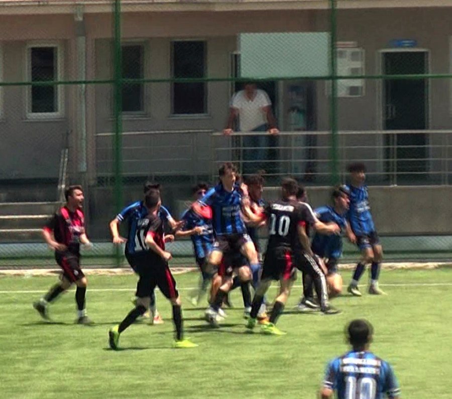 Amatör Maçta Önce Tekmeler Sonra Kartlar Havada Uçuştu!