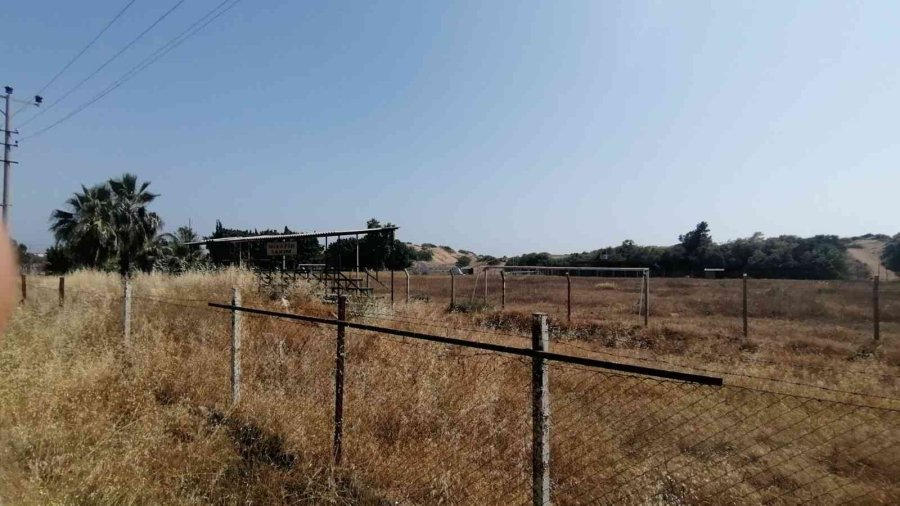 Gençler Saha Bulamazken Terk Edilen Stadı Kurumuş Ot Ve Dikenler Kapladı