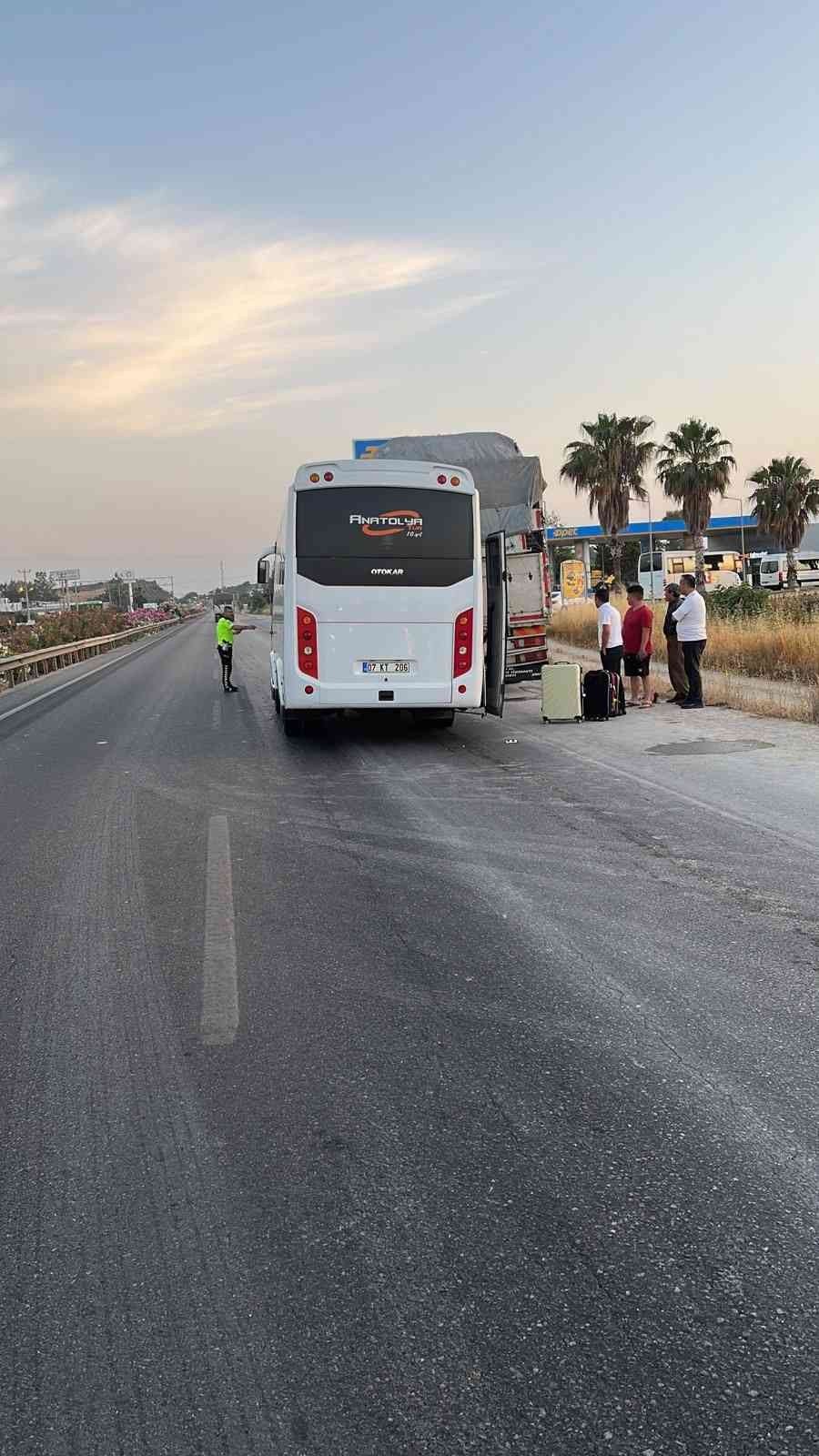 Tur Midibüsü Kamyona Arkadan Çarptı: 2’si Alman 3 Turist Yaralı