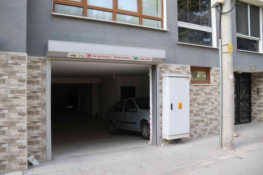 Hırsızların Elektrikli Bisiklet Çalma Anı Güvenlik Kameralarına Yansıdı