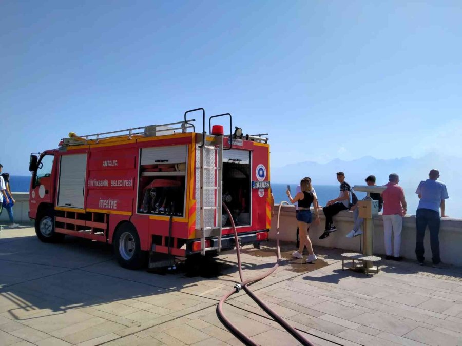 Antalya’da Falezlerde Çıkan Yangın Paniğe Neden Oldu