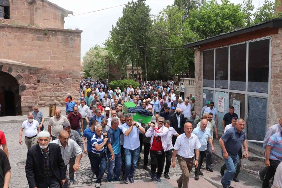 Özen Son Yolculuğuna Uğurlandı