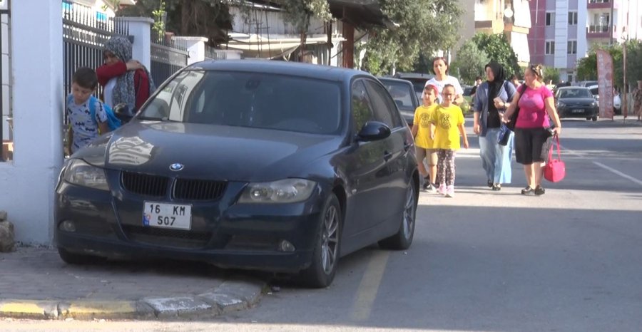 Araçlarla Kaplı Kaldırımlara Mahalleli Tepki Gösterdi: Araçlara ’yürüyemiyoruz’ Yazılı Notlar Bıraktılar