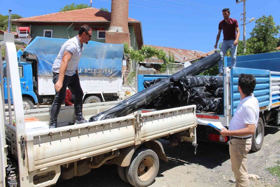 Antalya Büyükşehir Belediyesinden Afetzede Çiftçiye Naylon Desteği
