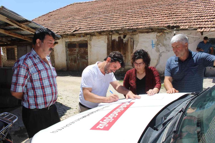 Antalya Büyükşehir Belediyesinden Afetzede Çiftçiye Naylon Desteği