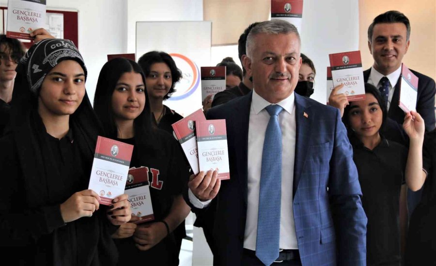 Antalya’da 33 Bin Öğrenciye Kitap Hediye Edilecek