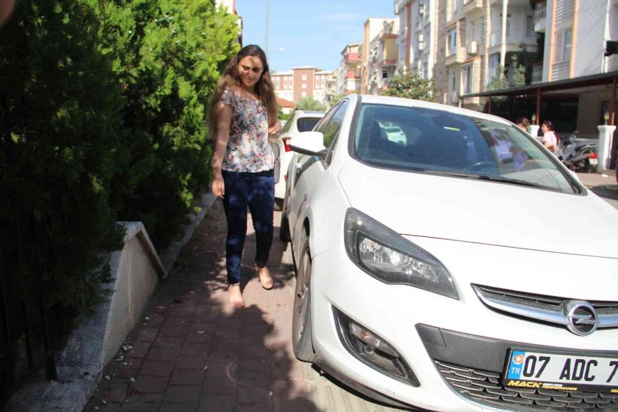 Araçlarla Kaplı Kaldırımlara Mahalleli Tepki Gösterdi: Araçlara ’yürüyemiyoruz’ Yazılı Notlar Bıraktılar