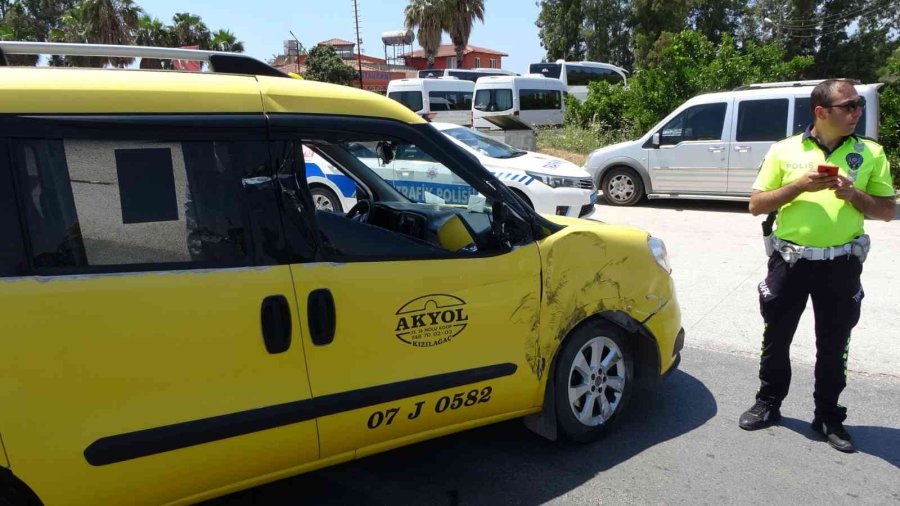 Antalya’da Ticari Taksiye Çarpan Kamyonun Sürücüsü Arkasına Bakmadan Kaçtı