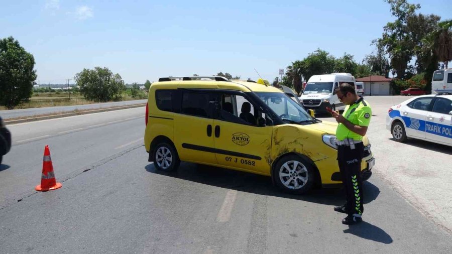 Antalya’da Ticari Taksiye Çarpan Kamyonun Sürücüsü Arkasına Bakmadan Kaçtı