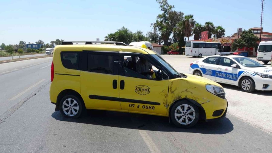 Antalya’da Ticari Taksiye Çarpan Kamyonun Sürücüsü Arkasına Bakmadan Kaçtı