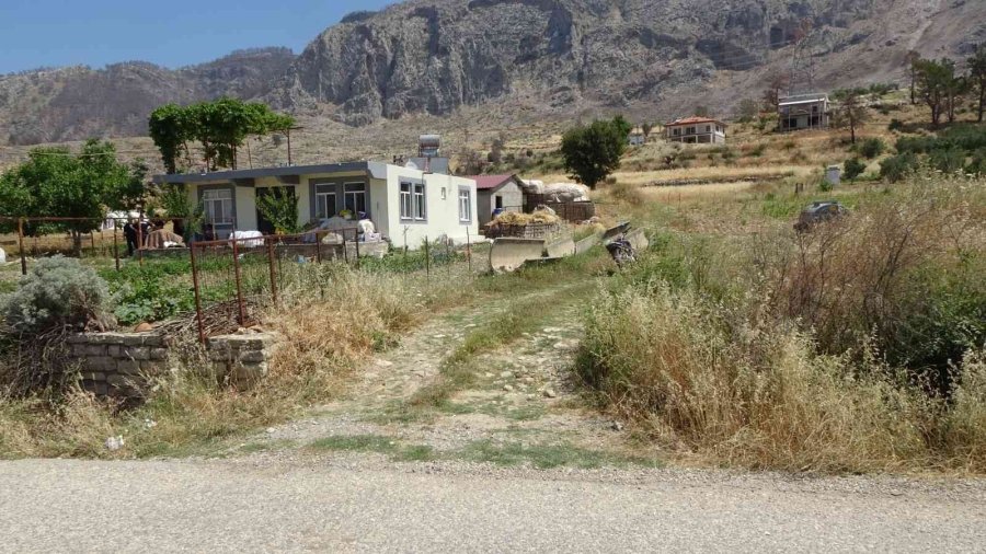 Genç Kadını Devrilen Traktörün Altından Vatandaşlar Kurtardı