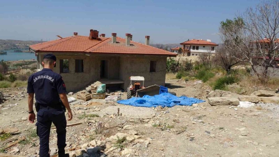 Genç Kadını Devrilen Traktörün Altından Vatandaşlar Kurtardı