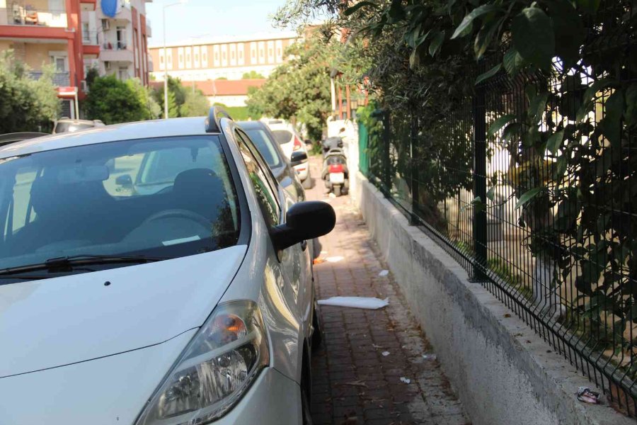 Araçlarla Kaplı Kaldırımlara Mahalleli Tepki Gösterdi: Araçlara ’yürüyemiyoruz’ Yazılı Notlar Bıraktılar