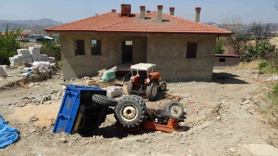 Genç Kadını Devrilen Traktörün Altından Vatandaşlar Kurtardı