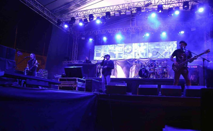 Erü 21. Öğrenci Bahar Şenlikleri’nde Manga Grubu Konser Verdi