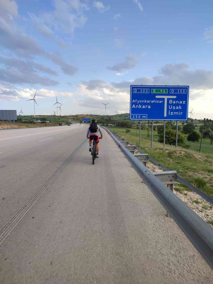 Dünya Bisiklet Günü İçin 1 Günde 416 Kilometre Pedal Çevirerek Eskişehir’den İzmir’e Ulaştılar