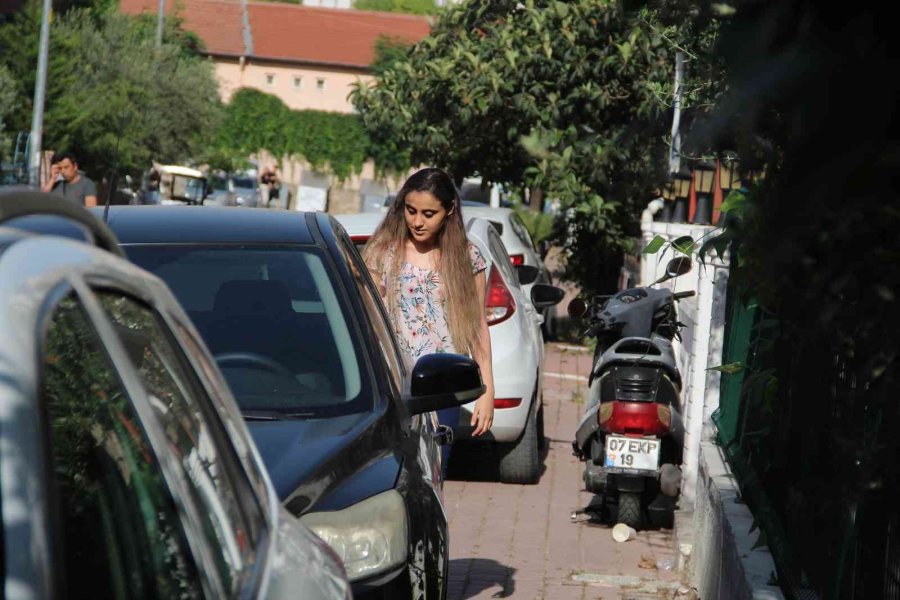 Araçlarla Kaplı Kaldırımlara Mahalleli Tepki Gösterdi: Araçlara ’yürüyemiyoruz’ Yazılı Notlar Bıraktılar