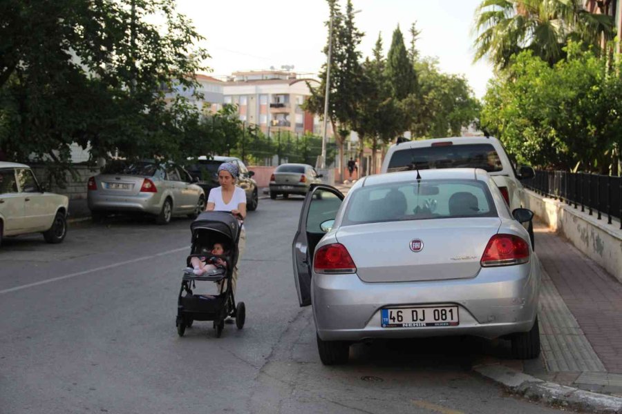 Araçlarla Kaplı Kaldırımlara Mahalleli Tepki Gösterdi: Araçlara ’yürüyemiyoruz’ Yazılı Notlar Bıraktılar