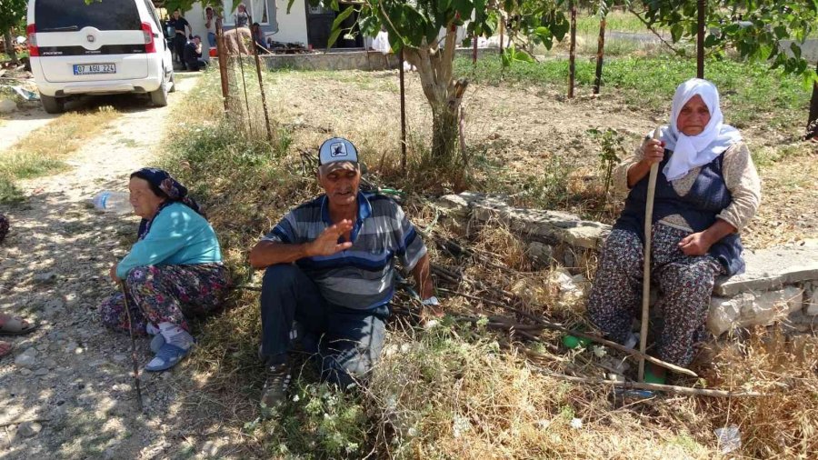 Genç Kadını Devrilen Traktörün Altından Vatandaşlar Kurtardı