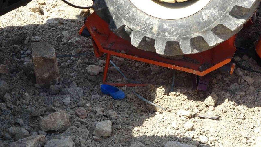 Genç Kadını Devrilen Traktörün Altından Vatandaşlar Kurtardı