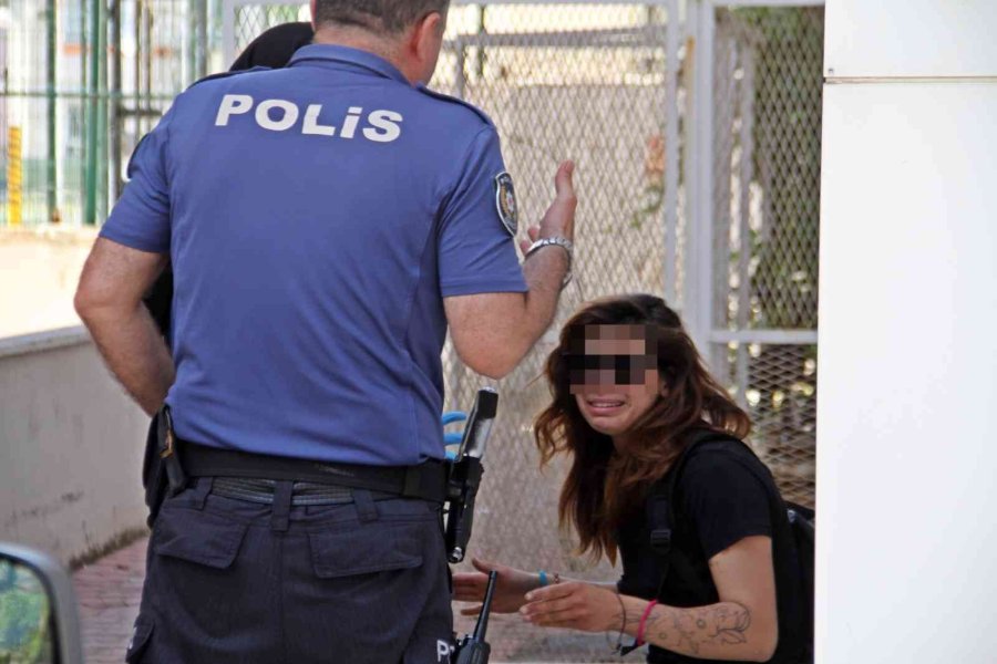 Boşaltılan Bankada Hırsızlık Teşebbüste Kaldı, Şüpheli Kadın Gözyaşlarını Tutamadı