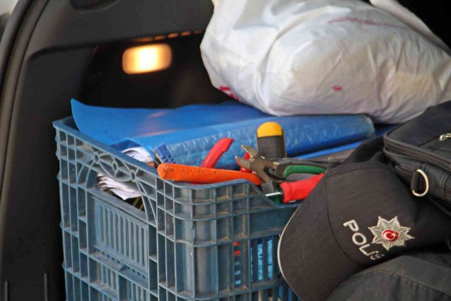 Boşaltılan Bankada Hırsızlık Teşebbüste Kaldı, Şüpheli Kadın Gözyaşlarını Tutamadı