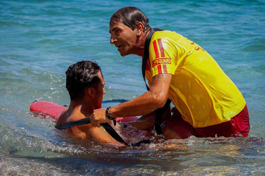 Onları Gören, Boğulma Numarası Yapıyor