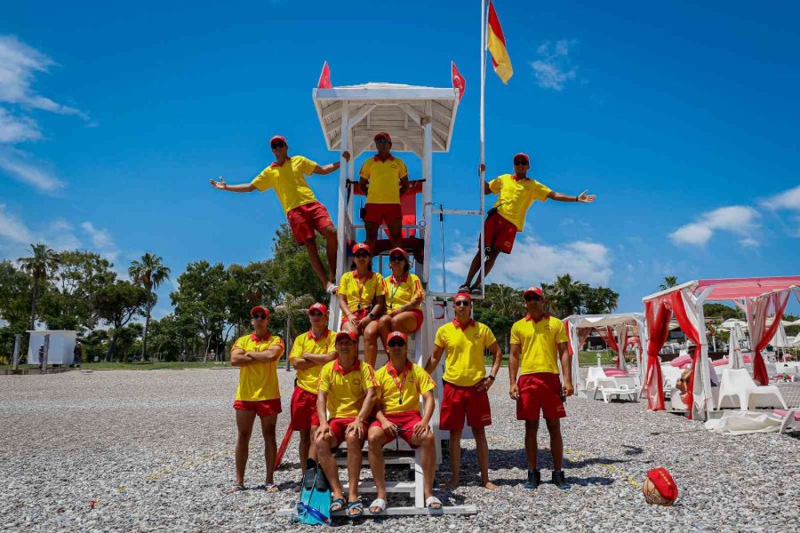 Onları Gören, Boğulma Numarası Yapıyor