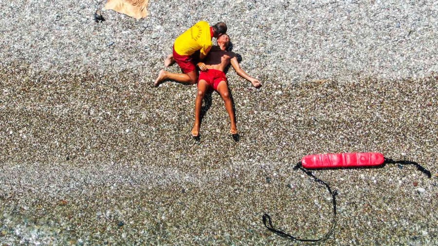 Onları Gören, Boğulma Numarası Yapıyor