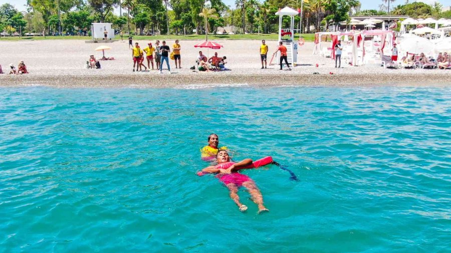 Onları Gören, Boğulma Numarası Yapıyor