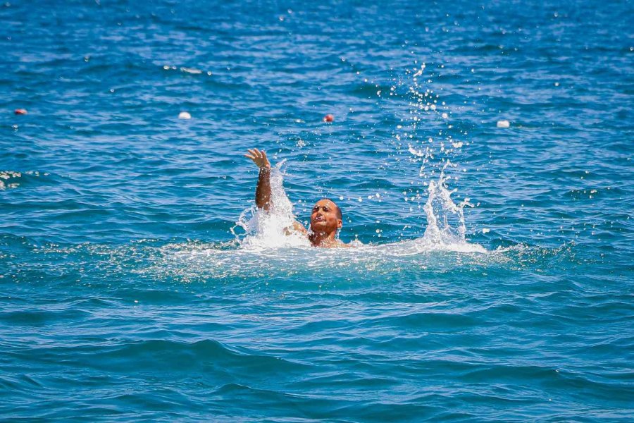 Onları Gören, Boğulma Numarası Yapıyor
