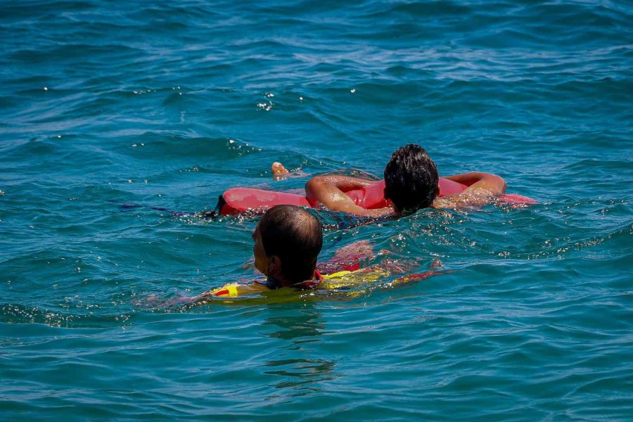 Onları Gören, Boğulma Numarası Yapıyor