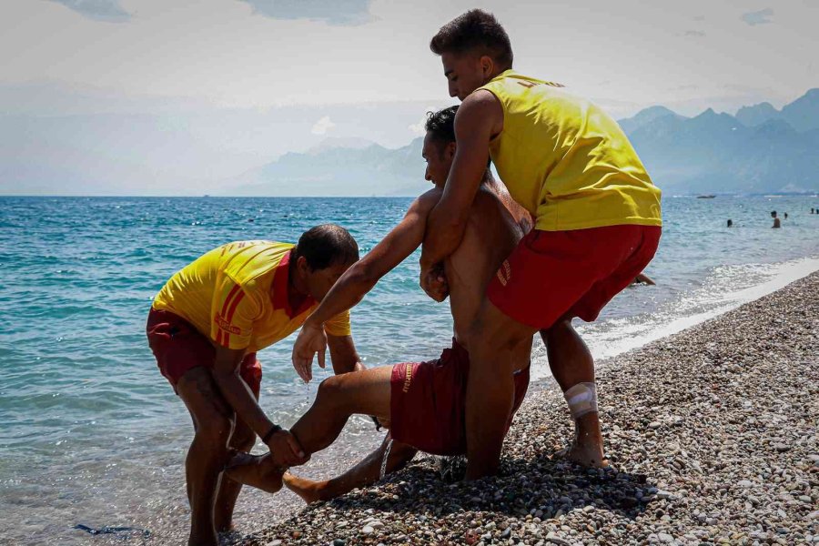 Onları Gören, Boğulma Numarası Yapıyor