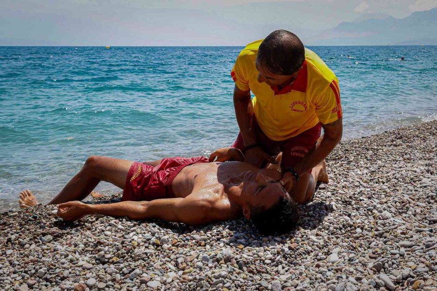 Onları Gören, Boğulma Numarası Yapıyor