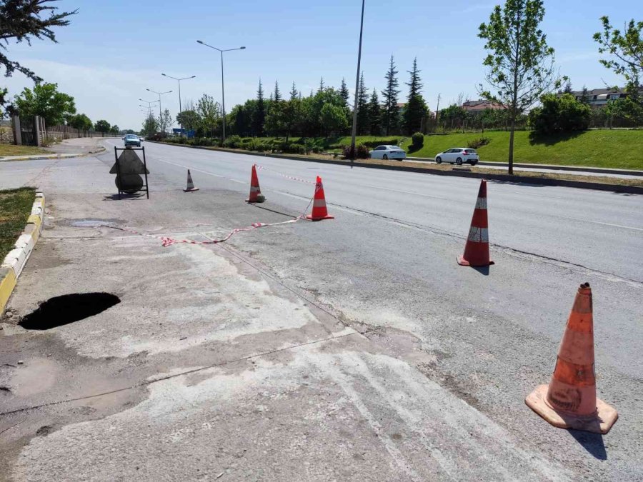 Karayolunun Kenarında Oluşan Dev Çukur Görenleri Korkuttu