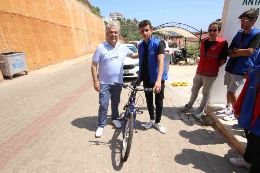 Kaş Belediyesi’nden Öğrencilere Bisiklet Hediyesi