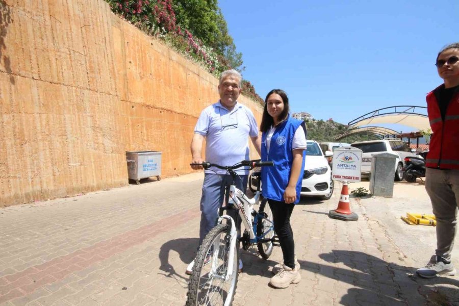Kaş Belediyesi’nden Öğrencilere Bisiklet Hediyesi