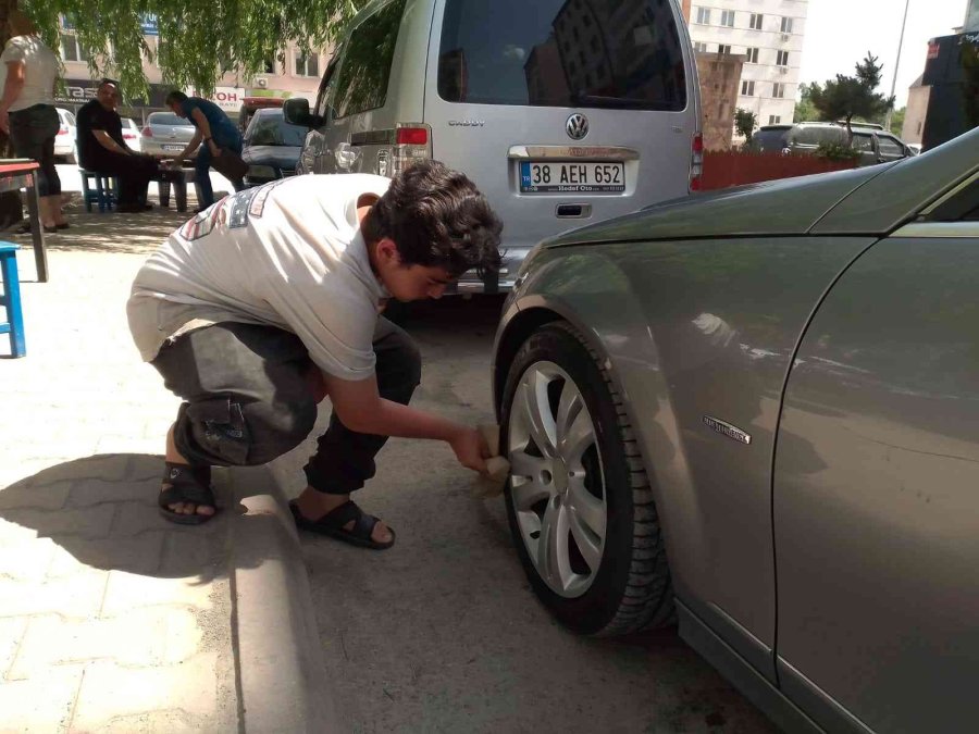 Suriye’den Gelen Toz Fırtınası Oto Yıkamacıları Sevindirdi