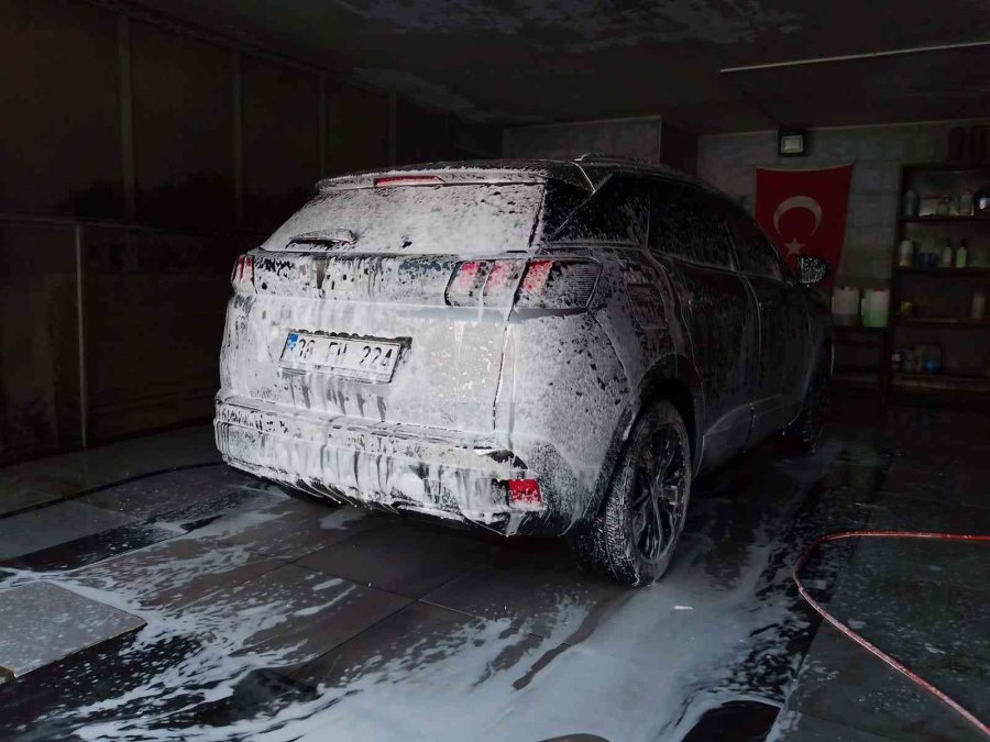 Suriye’den Gelen Toz Fırtınası Oto Yıkamacıları Sevindirdi
