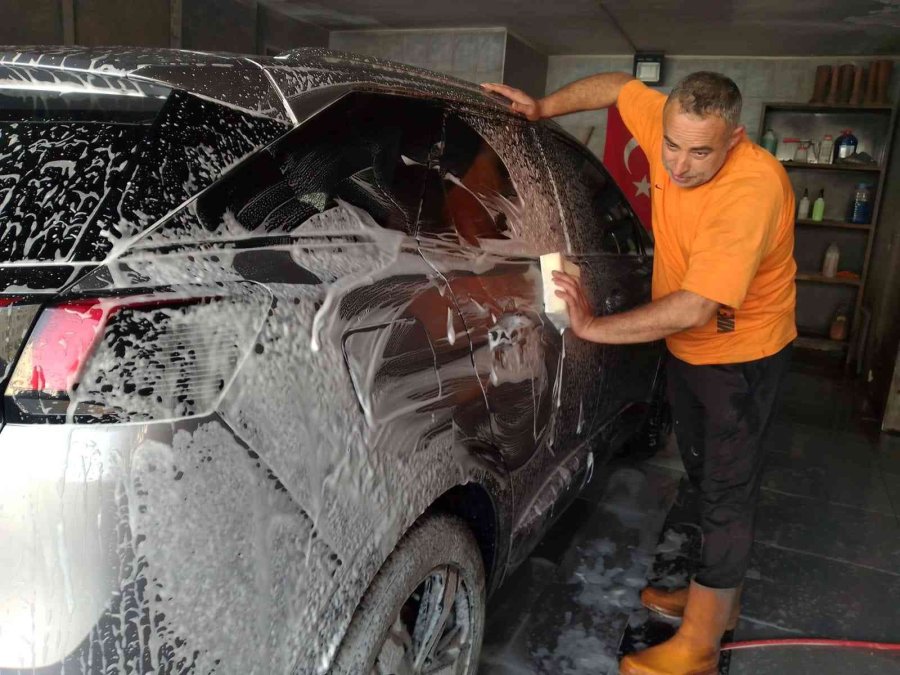 Suriye’den Gelen Toz Fırtınası Oto Yıkamacıları Sevindirdi
