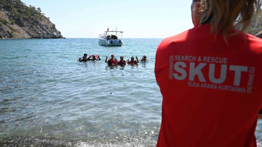 Denizin Dibinden Pet Şişeler, Otomobil Lastiği, İzmarit, Poşet Çıktı