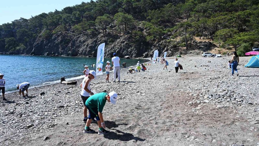 Denizin Dibinden Pet Şişeler, Otomobil Lastiği, İzmarit, Poşet Çıktı
